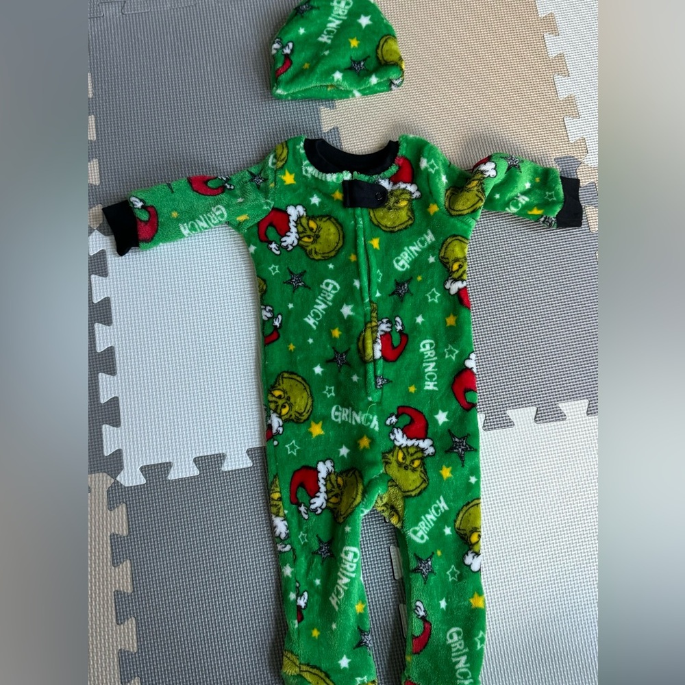 Like New 2 piece The Grinch Pajama Set - 9 Months